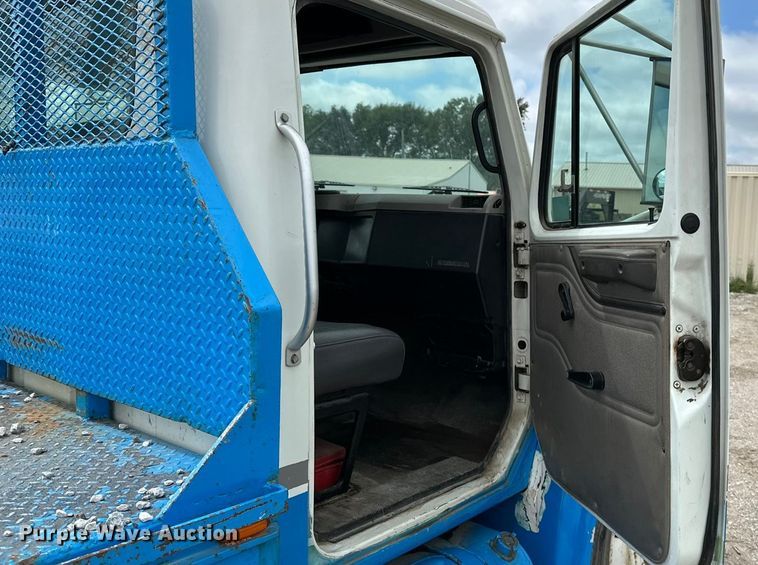 image for item DP8848 1998 International 4700 flatbed truck