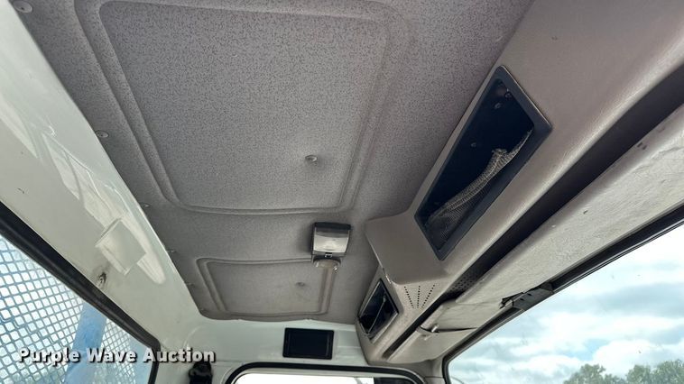 image for item DP8848 1998 International 4700 flatbed truck