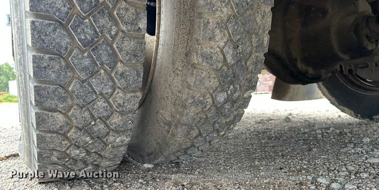 image for item DP8848 1998 International 4700 flatbed truck