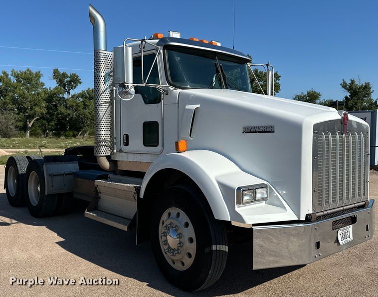 image for item DP8849 2010 Kenworth T800 semi truck