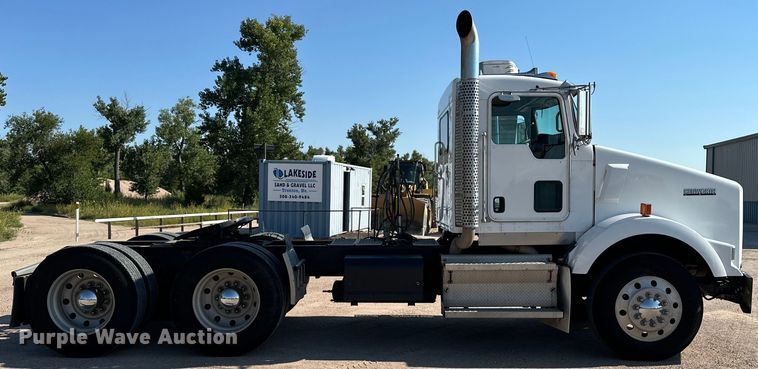 image for item DP8849 2010 Kenworth T800 semi truck