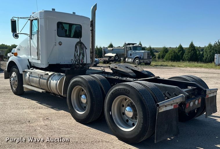 image for item DP8849 2010 Kenworth T800 semi truck