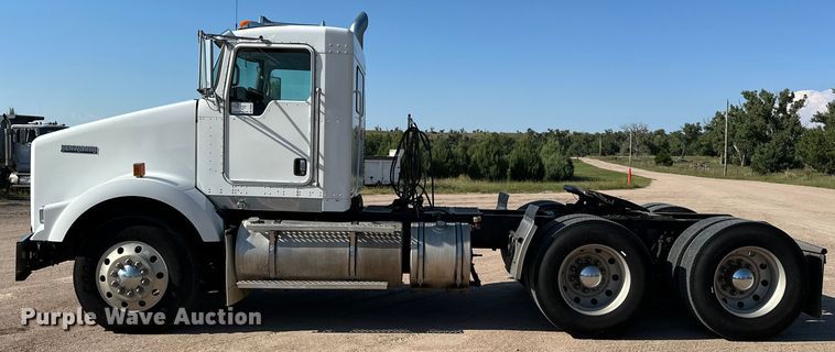 image for item DP8849 2010 Kenworth T800 semi truck