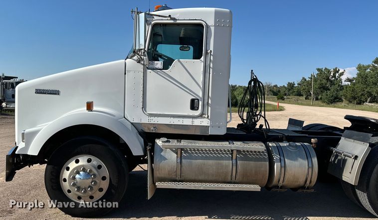 image for item DP8849 2010 Kenworth T800 semi truck