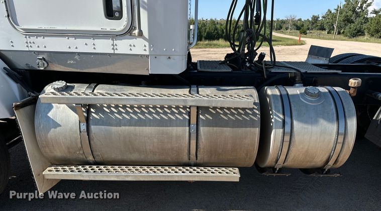 image for item DP8849 2010 Kenworth T800 semi truck