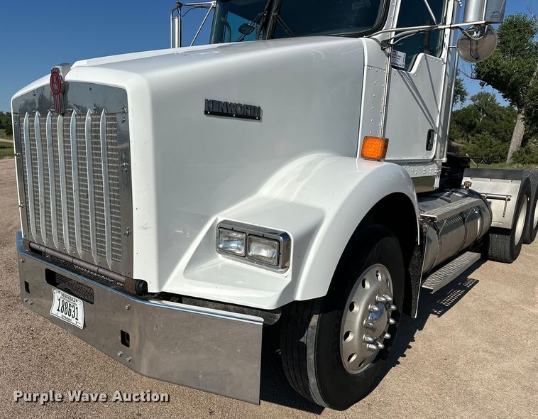 image for item DP8849 2010 Kenworth T800 semi truck
