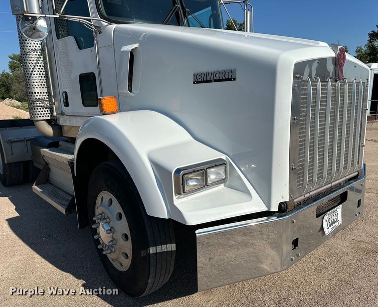 image for item DP8849 2010 Kenworth T800 semi truck
