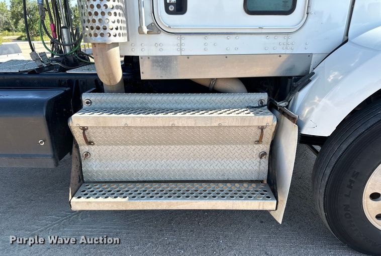 image for item DP8849 2010 Kenworth T800 semi truck