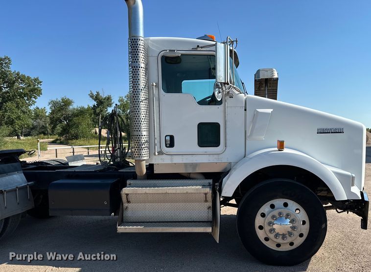 image for item DP8849 2010 Kenworth T800 semi truck