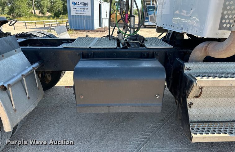 image for item DP8849 2010 Kenworth T800 semi truck