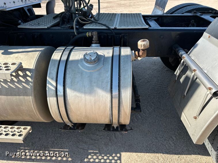 image for item DP8849 2010 Kenworth T800 semi truck