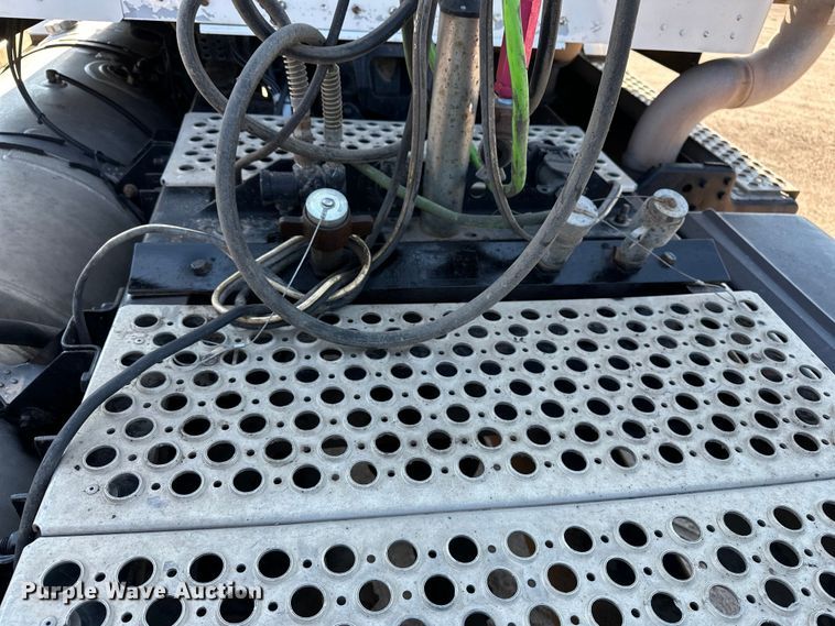 image for item DP8849 2010 Kenworth T800 semi truck