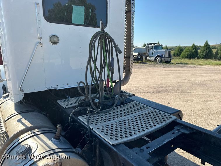 image for item DP8849 2010 Kenworth T800 semi truck