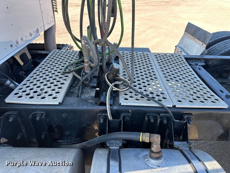 image for item DP8849 2010 Kenworth T800 semi truck