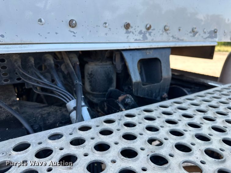 image for item DP8849 2010 Kenworth T800 semi truck