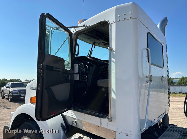 image for item DP8849 2010 Kenworth T800 semi truck