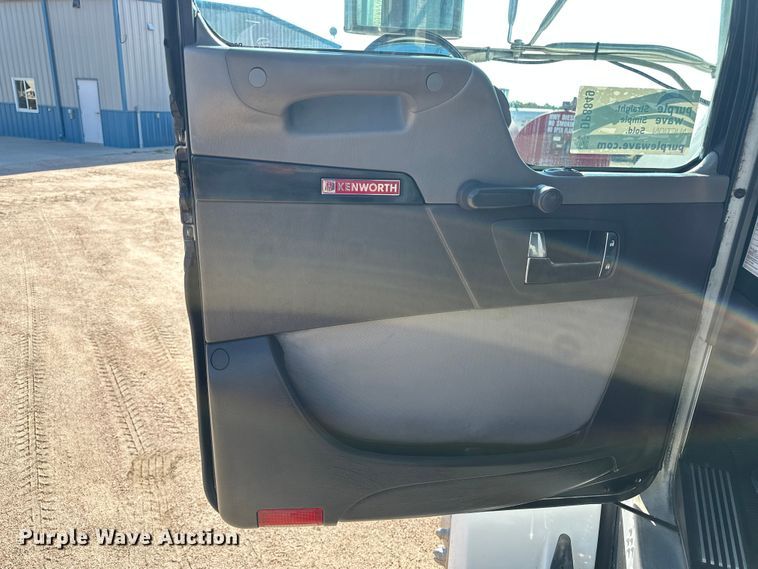 image for item DP8849 2010 Kenworth T800 semi truck