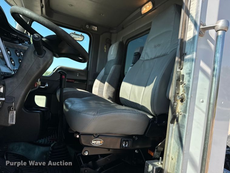 image for item DP8849 2010 Kenworth T800 semi truck