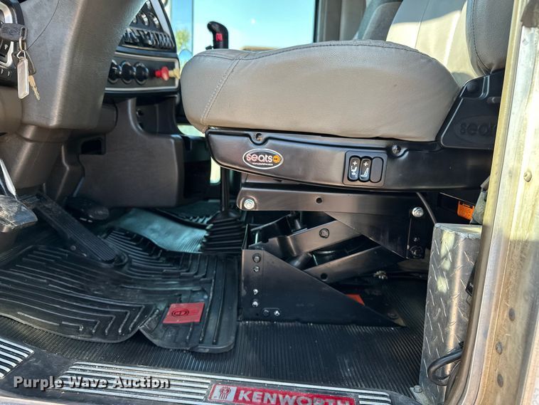 image for item DP8849 2010 Kenworth T800 semi truck