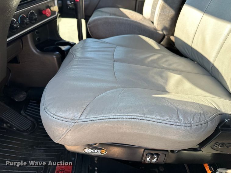 image for item DP8849 2010 Kenworth T800 semi truck