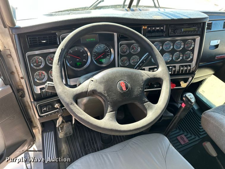 image for item DP8849 2010 Kenworth T800 semi truck