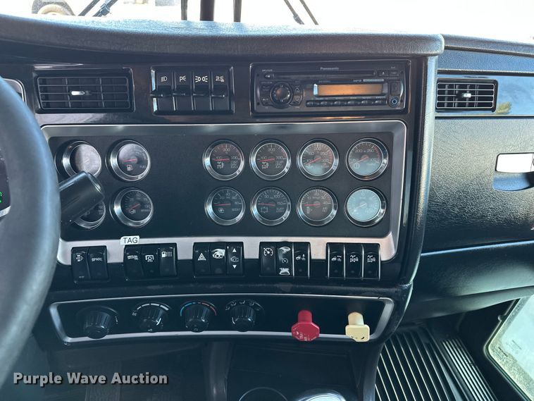 image for item DP8849 2010 Kenworth T800 semi truck