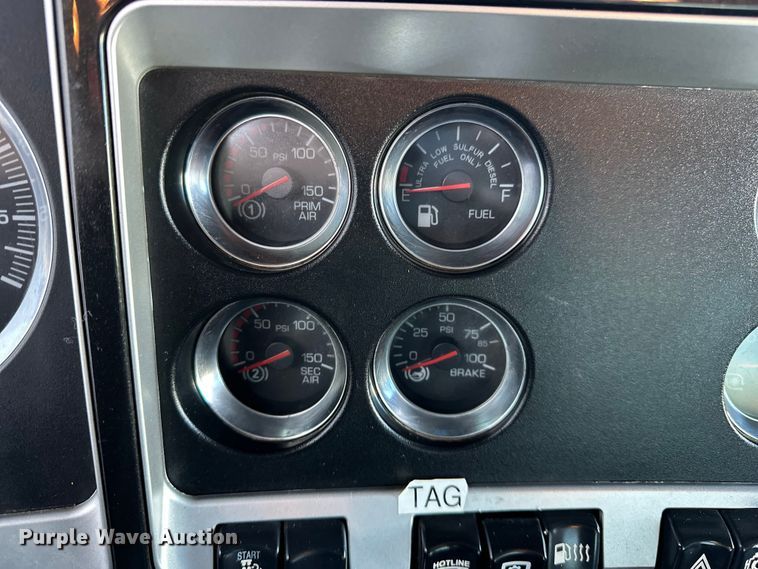 image for item DP8849 2010 Kenworth T800 semi truck