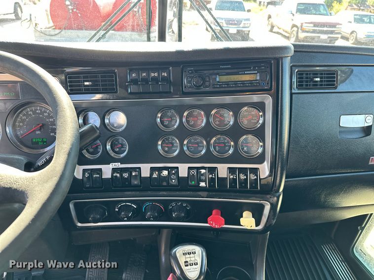 image for item DP8849 2010 Kenworth T800 semi truck