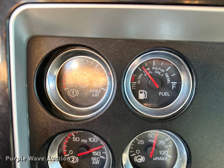 image for item DP8849 2010 Kenworth T800 semi truck