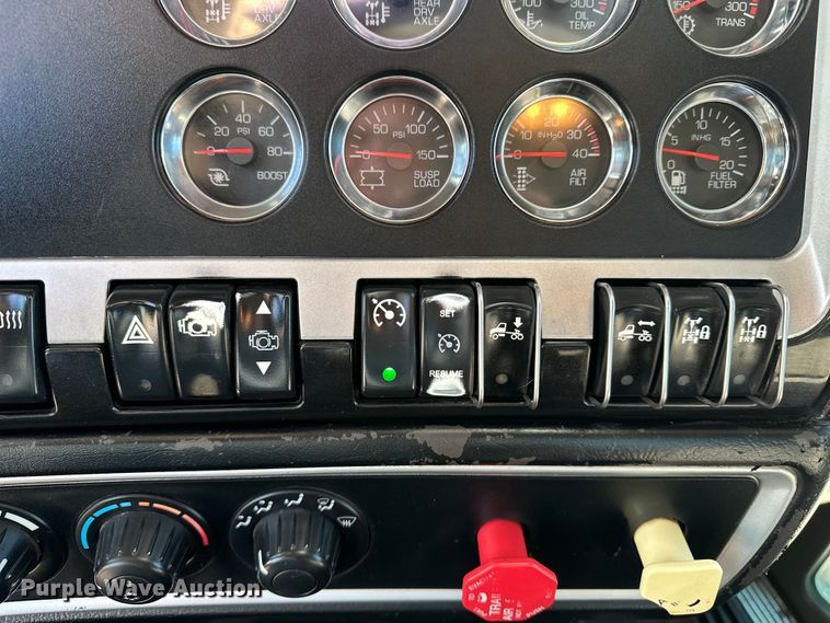 image for item DP8849 2010 Kenworth T800 semi truck