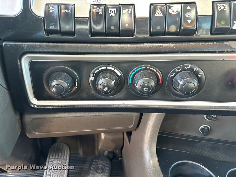 image for item DP8849 2010 Kenworth T800 semi truck