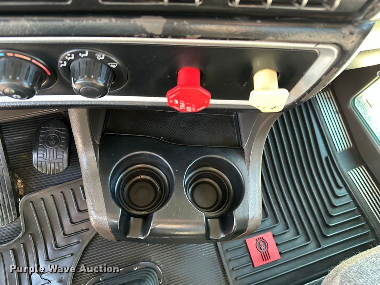 image for item DP8849 2010 Kenworth T800 semi truck