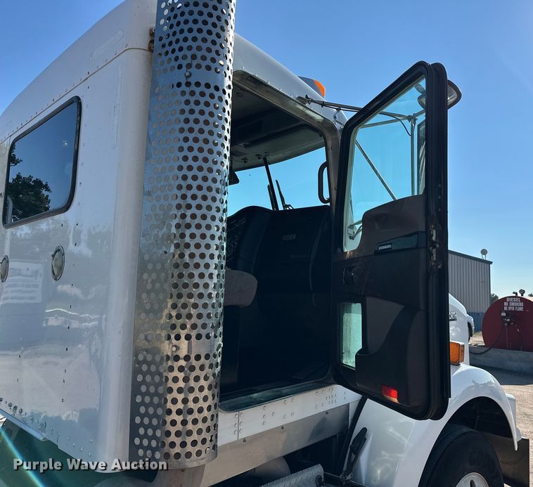 image for item DP8849 2010 Kenworth T800 semi truck