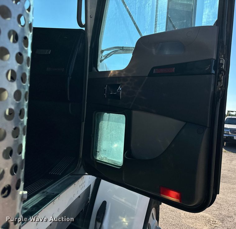 image for item DP8849 2010 Kenworth T800 semi truck