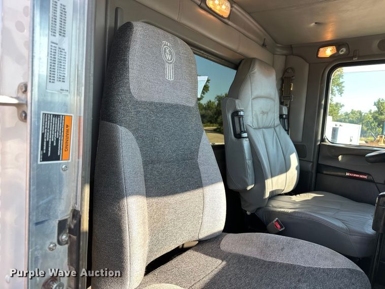 image for item DP8849 2010 Kenworth T800 semi truck