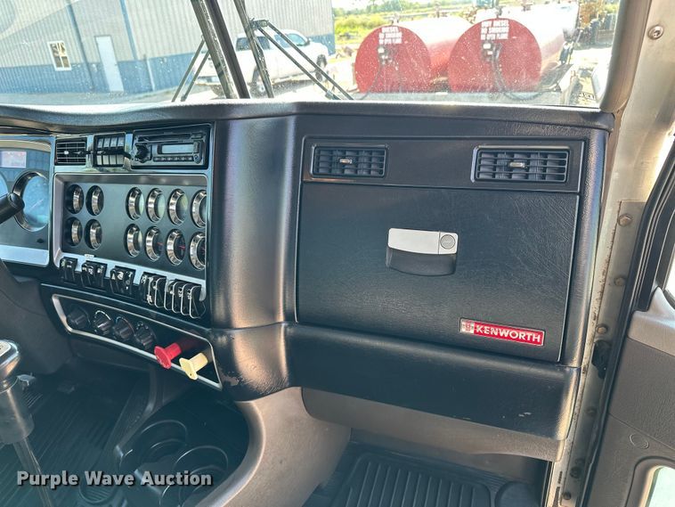 image for item DP8849 2010 Kenworth T800 semi truck