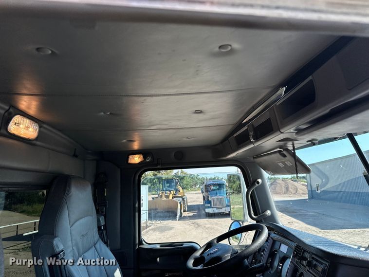 image for item DP8849 2010 Kenworth T800 semi truck