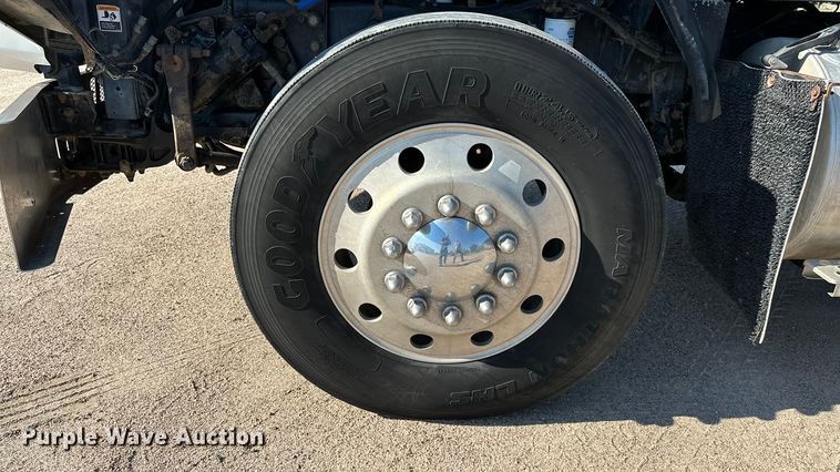 image for item DP8849 2010 Kenworth T800 semi truck