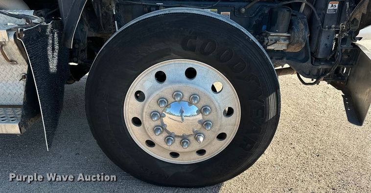 image for item DP8849 2010 Kenworth T800 semi truck