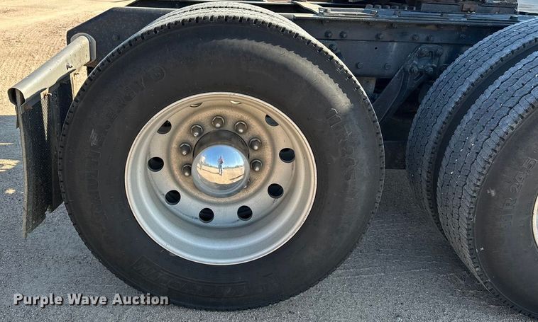 image for item DP8849 2010 Kenworth T800 semi truck