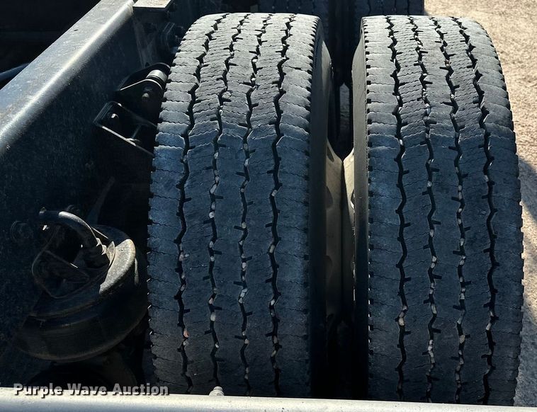 image for item DP8849 2010 Kenworth T800 semi truck