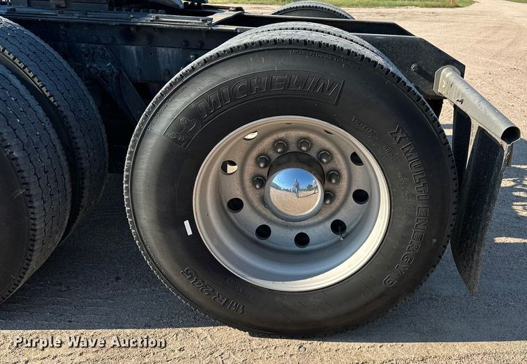 image for item DP8849 2010 Kenworth T800 semi truck