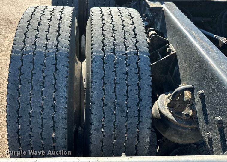 image for item DP8849 2010 Kenworth T800 semi truck