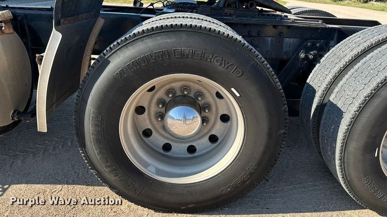 image for item DP8849 2010 Kenworth T800 semi truck