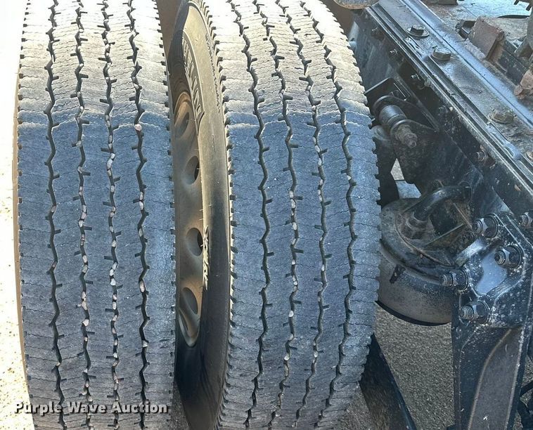 image for item DP8849 2010 Kenworth T800 semi truck