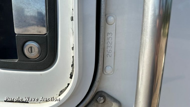 image for item DP8849 2010 Kenworth T800 semi truck