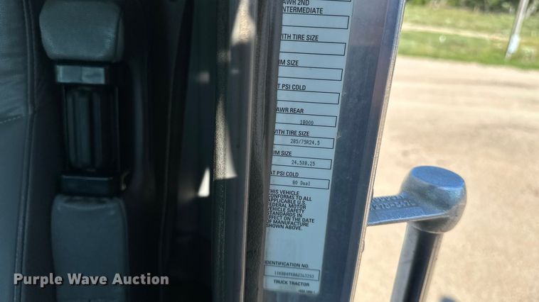 image for item DP8849 2010 Kenworth T800 semi truck