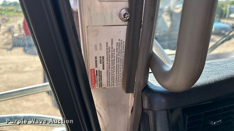 image for item DP8849 2010 Kenworth T800 semi truck