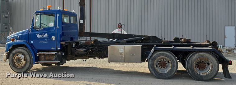 image for item DR3987 1999 Freightliner Business Class hook lift truck