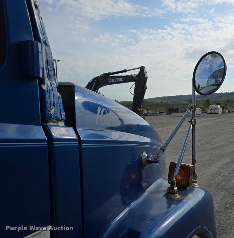 image for item DR3987 1999 Freightliner Business Class hook lift truck